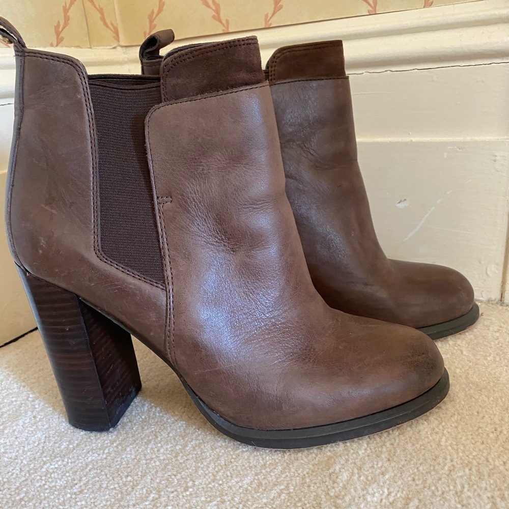Lightly worn chocolate brown sam Edelman booties!